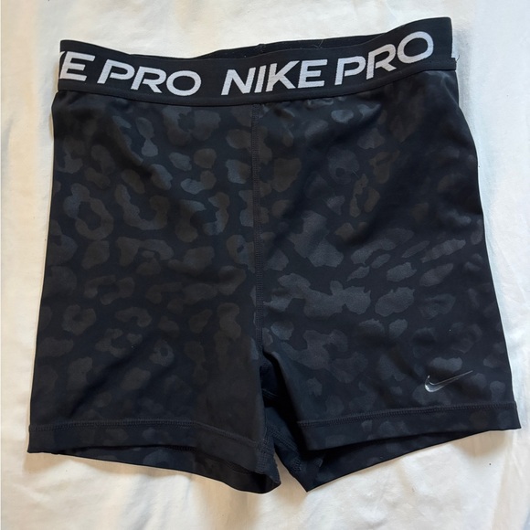 Nike Pro 3” Black Leopard Size Small - Picture 6 of 6